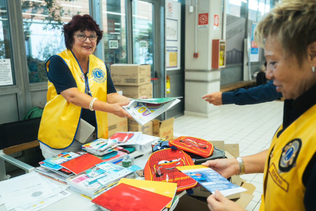 I Lions raccolgono materiale scolastico all'Ipermercato Carrefour di Collegno (TO)