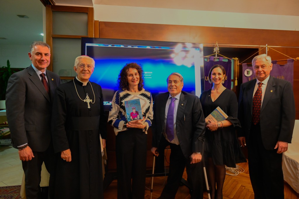 I soci dei Lions club Alto Canavese e Rivarolo Canavese Occidentale ascoltano le esperienze di Silvia Drua in una serata dedicata al sostegno della ricerca scientifica.